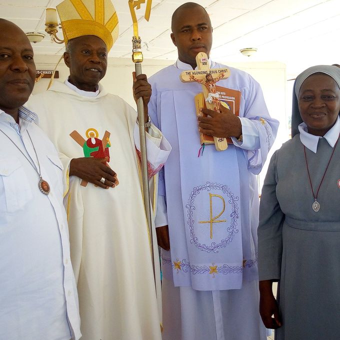 Foto: https://twitter.com/ad2_dc?lang=he    Camil Stanley com o bispo Ayo Maria Atoyebi, Rev SR Monica and Rev Barnabas NWOYE depois do seu juramento perpétuo. @Ilorin .
